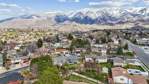 Bird's eye view featuring a residential view and a mountain view