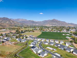 Bird's eye view featuring a residential view and a mountain view