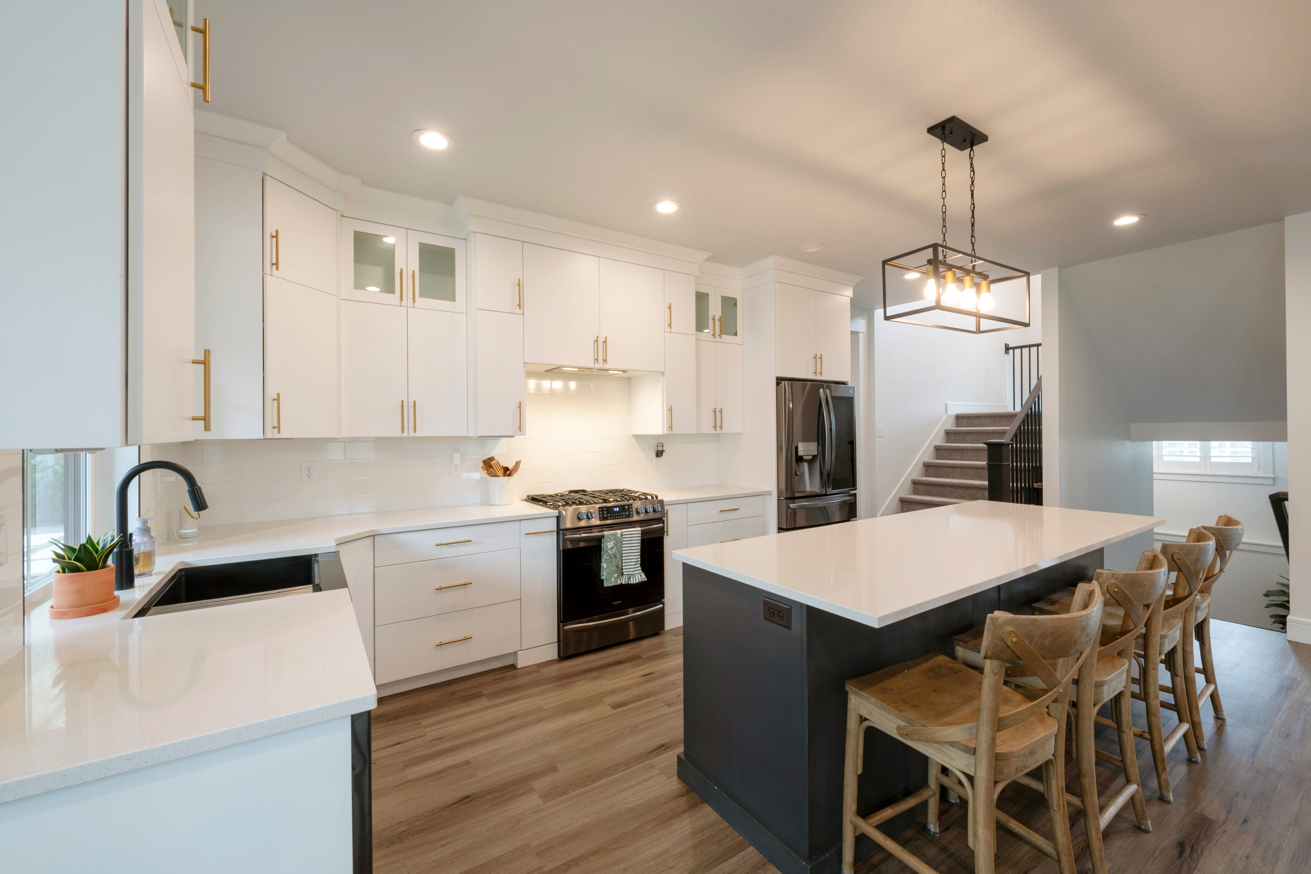 Kitchen with backsplash, a sink, a kitchen bar, stainless steel appliances, and light wood-style floors