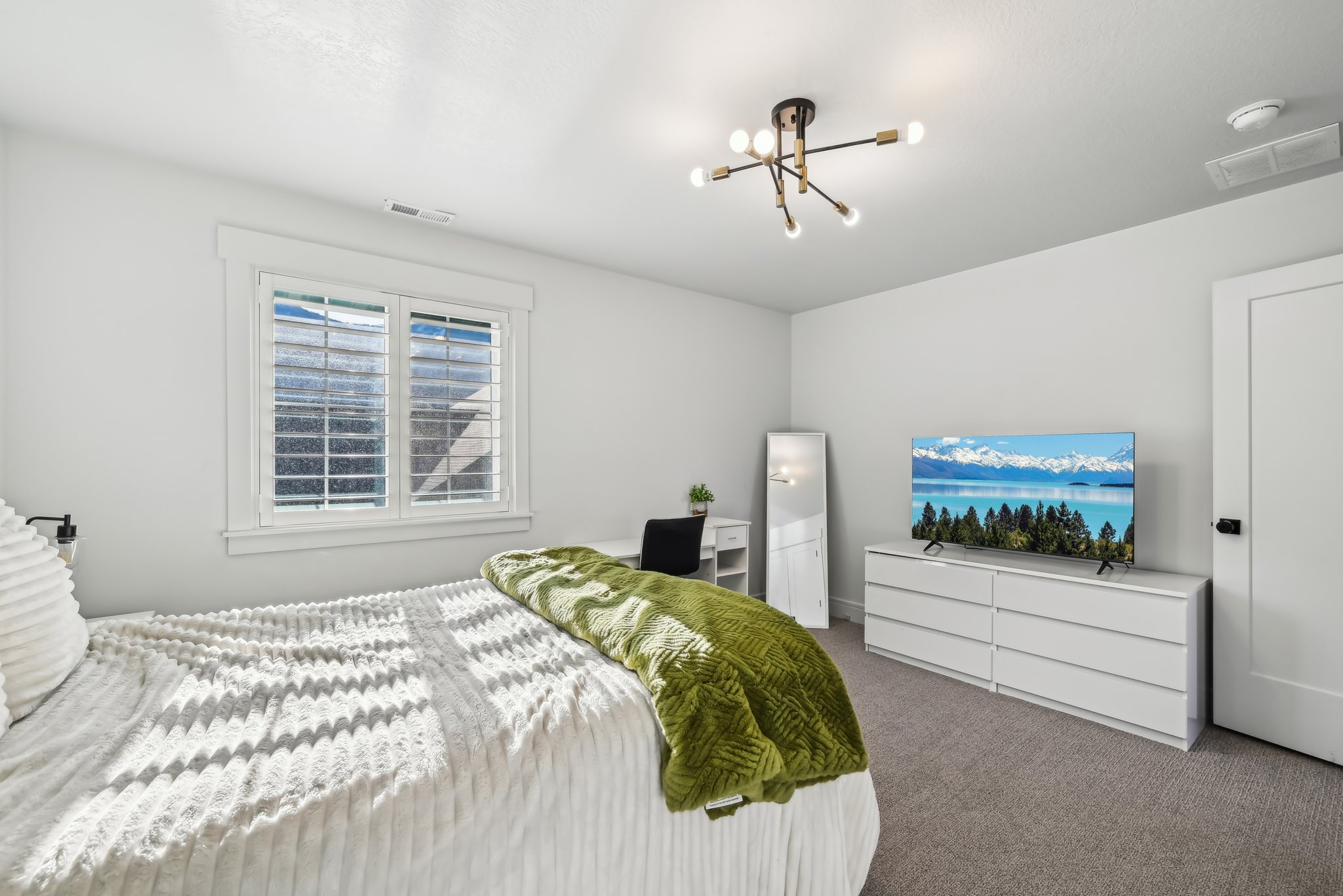 Bedroom featuring visible vents, an inviting chandelier, and carpet