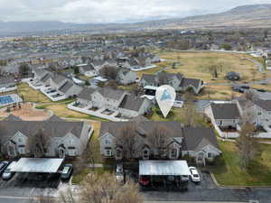Welcome to this centrally located townhome in Lehi! Just behind lies parks and green space, and just beyond is the freeway entrance and the tech corridor with dining and shopping.