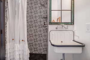 Full bathroom featuring a shower with shower curtain