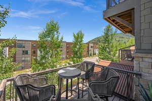 Balcony featuring a mountain view