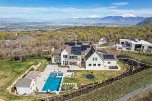 Bird's eye view with a mountain view