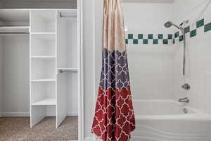 Full bath with shower / bath combo with shower curtain
