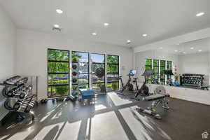 Exercise room featuring baseboards, visible vents, and recessed lighting