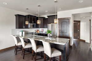 Kitchen with stainless steel appliances, visible vents, a sink, baseboards, and a peninsula