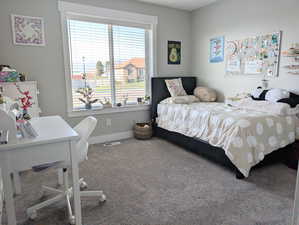Bedroom featuring carpet, visible vents, multiple windows, and baseboards