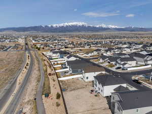 Bird's eye view featuring a residential view and a mountain view