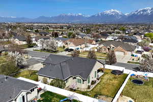 Bird's eye view featuring a residential view and a mountain view