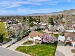Birds eye view of property featuring a residential view and a mountain view