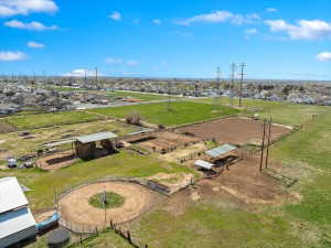Expansive property featuring multiple fenced pastures, a round pen, and a large riding arena