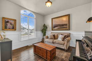 Front Room / Den / Music - Ideal space when friends stop by for a quick visit or reading your favorite novel.