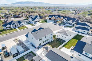 Bird's eye view featuring a residential view and a mountain view