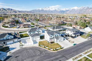 Bird's eye view with a residential view and a mountain view