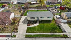 Birds eye view of property featuring a residential view