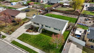 Birds eye view of property featuring a residential view