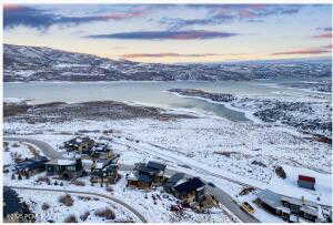 Snowy aerial view featuring a mountain view