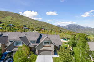 Bird's eye view with a mountain view
