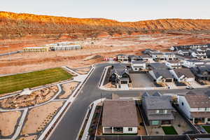 Bird's eye view featuring a residential view and a mountain view
