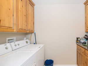 Laundry room with independent washer and dryer and baseboards