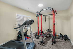 Exercise room with visible vents and baseboards