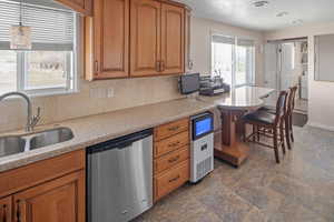 Kitchen with backsplash & ice machine