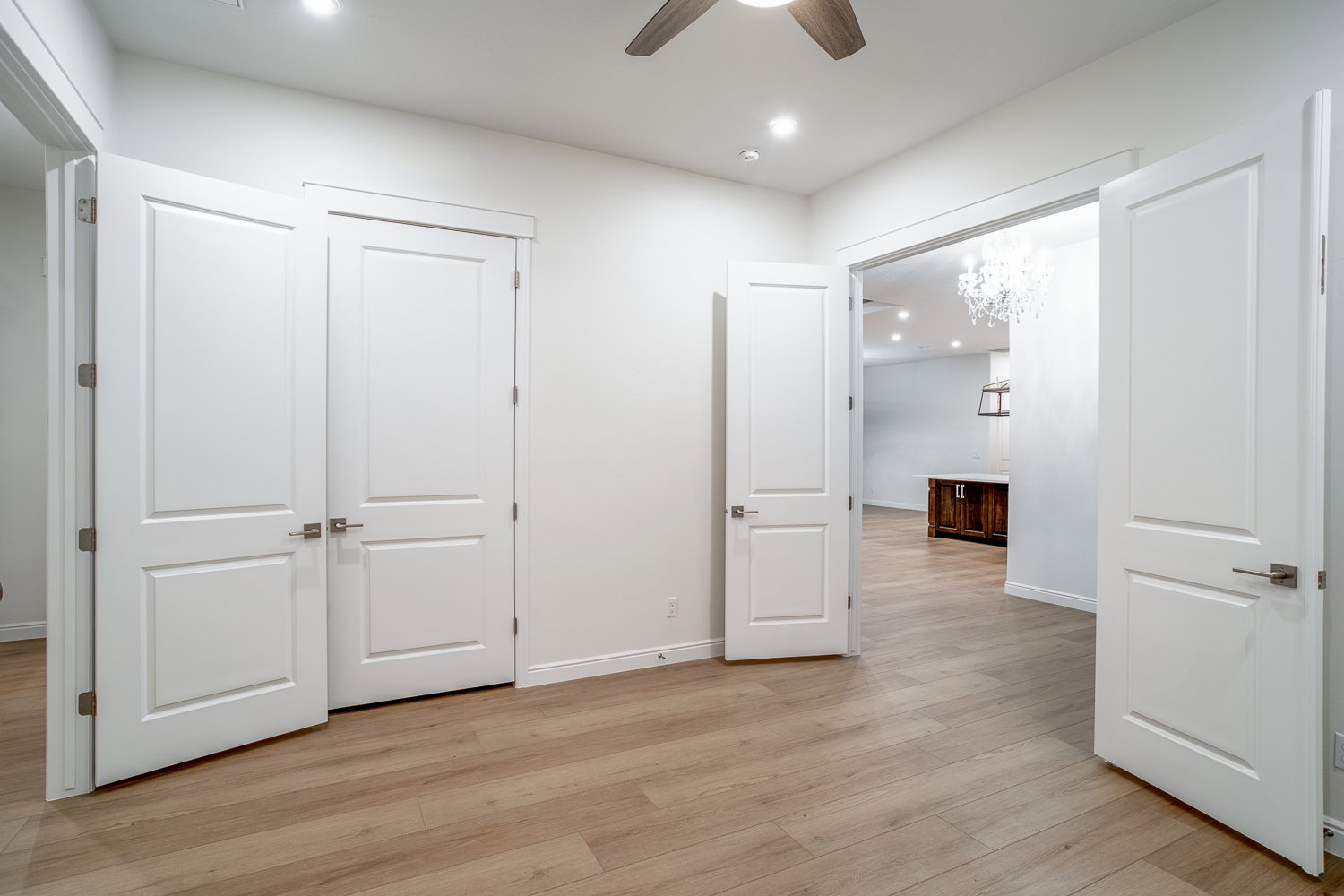 Unfurnished bedroom featuring light wood-style floors, a closet, baseboards, and recessed lighting