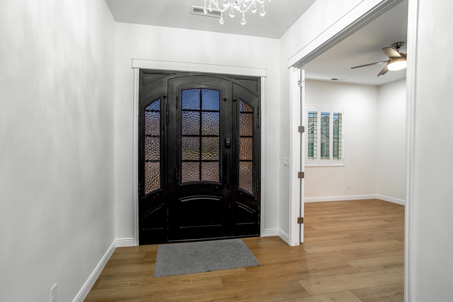 Foyer entrance featuring visible vents, baseboards, an inviting chandelier, and wood finished floors