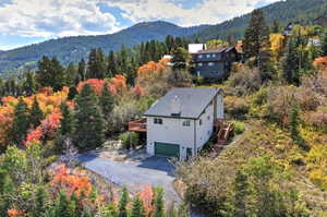 Bird's eye view featuring a wooded view and a mountain view