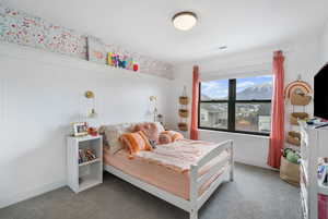 Bedroom featuring wallpapered walls, carpet, visible vents, and baseboards