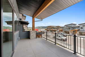 Balcony featuring a mountain view