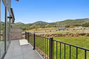 Balcony featuring a mountain view