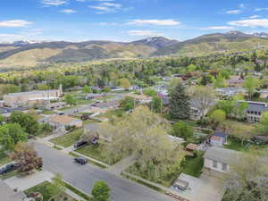 Bird's eye view featuring a residential view and a mountain view