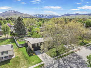 Birds eye view of property featuring a mountain view