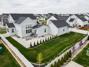 Birds eye view of property featuring a residential view