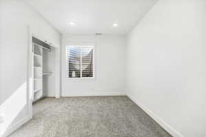 Unfurnished bedroom featuring baseboards, visible vents, carpet, recessed lighting, and a closet