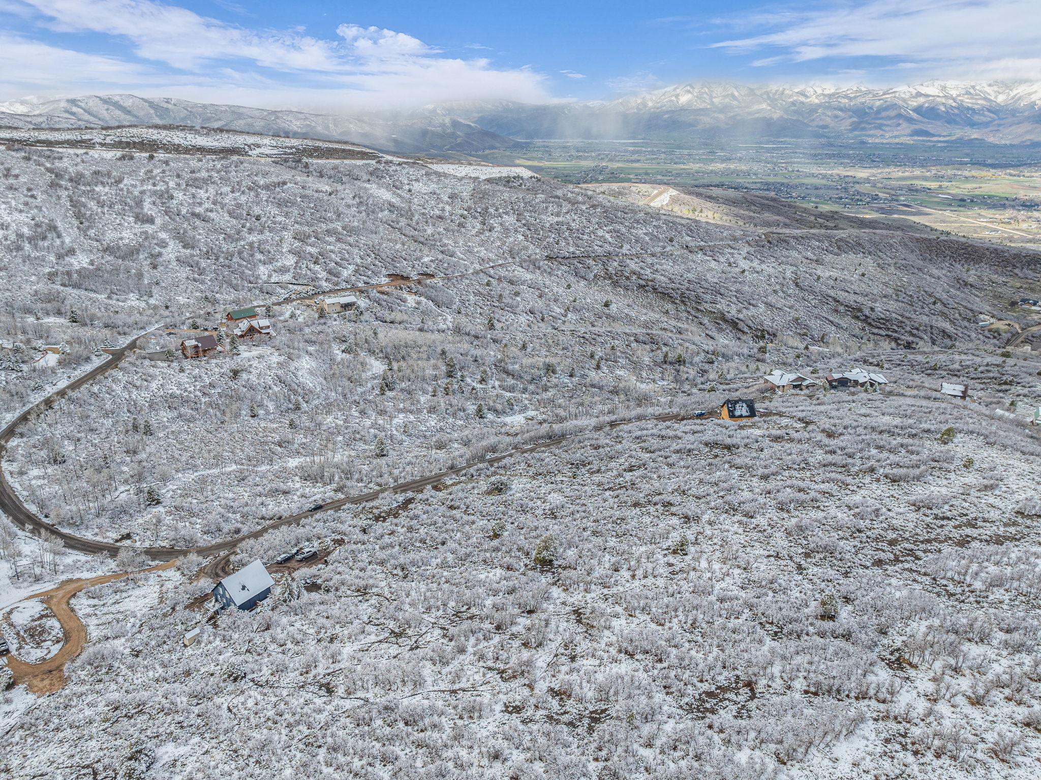 Snowy aerial view with a mountain view