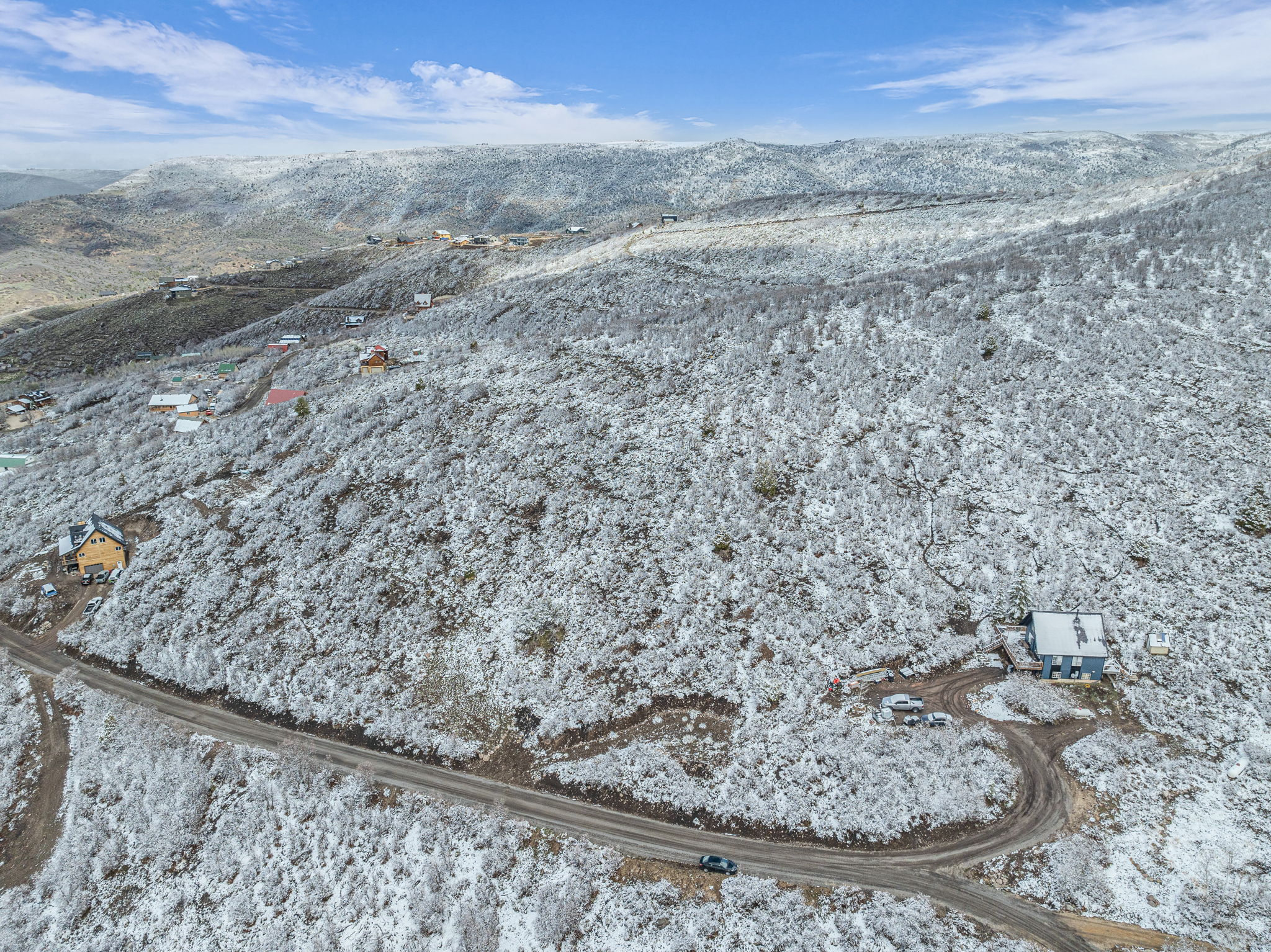 Snowy aerial view featuring a mountain view