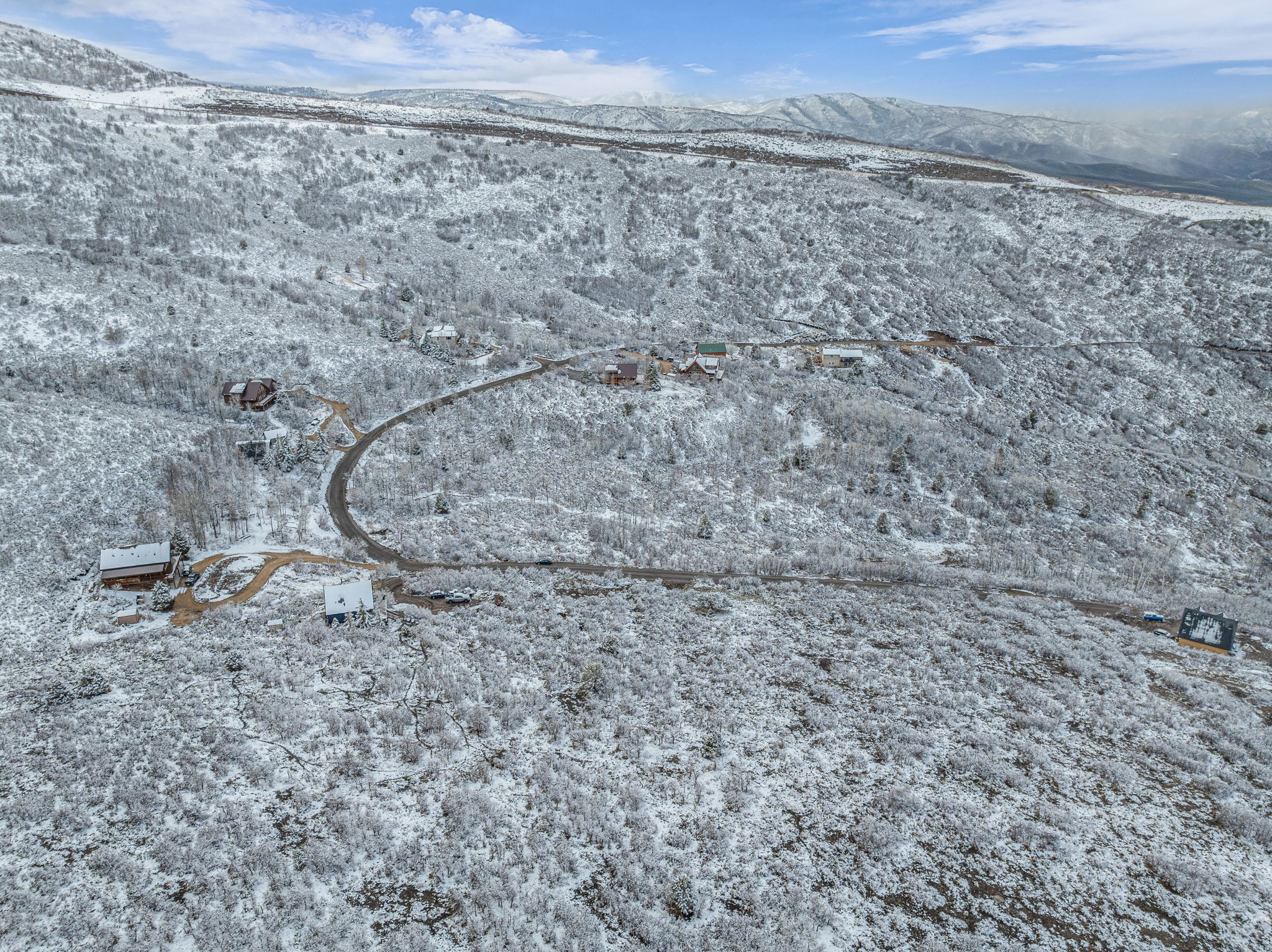 Snowy aerial view featuring a mountain view