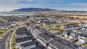 Bird's eye view featuring a residential view and a mountain view