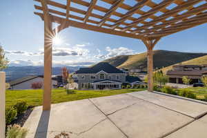 View of patio / terrace featuring a pergola and a mountain view