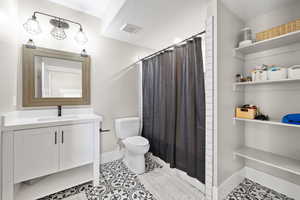 Full bathroom featuring a textured ceiling, toilet, baseboards, visible vents, and curtained shower