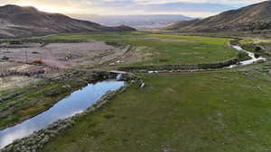 Aerial view of property's location featuring mountains