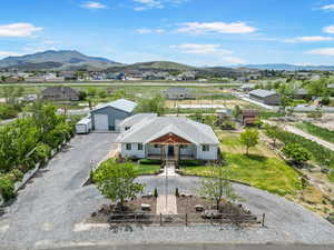 Bird's eye view featuring a residential view and a mountain view