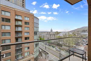 Balcony featuring a mountain view