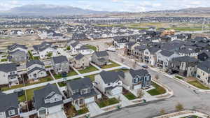 Bird's eye view featuring a residential view and a mountain view