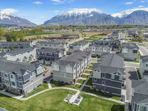 Birds eye view of property featuring a residential view and a mountain view