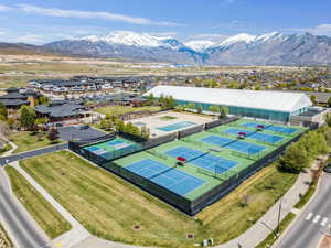 HOA Tennis/sports courts - Aerial view with a mountain view