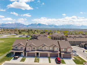 Bird's eye view featuring a mountain view and a residential view